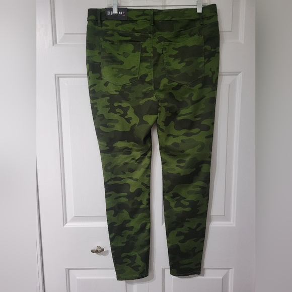 Design Lab N.W.T. camo skinny pant - Picture 3 of 3